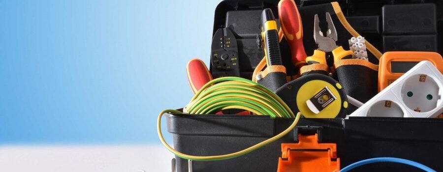 Quais são as ferramentas essenciais para um eletricista?